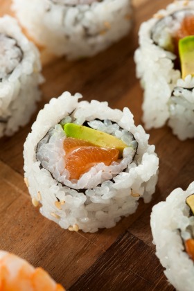 gallery/healthy-japanese-salmon-maki-sushi-p4w4ayg
